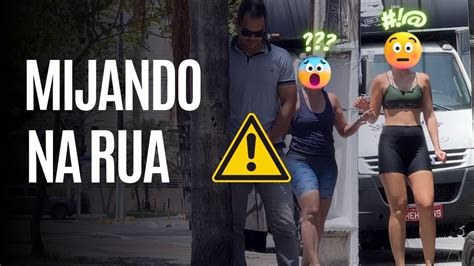 novinha mijando na rua|mijando